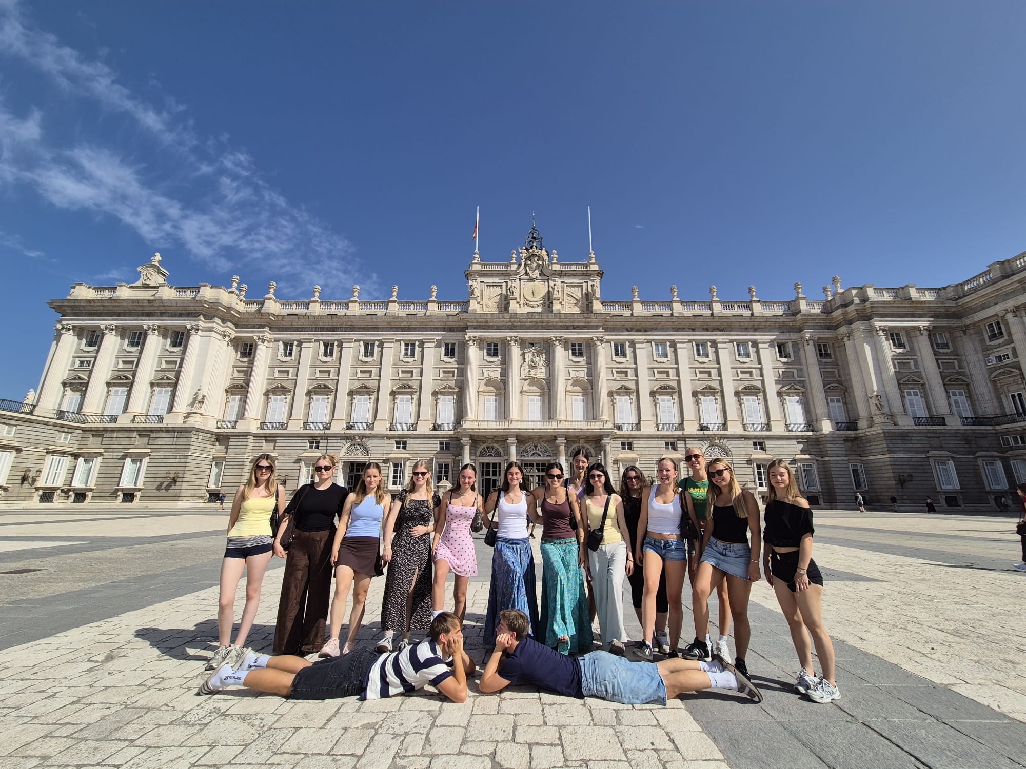 Gruppe von Schülerinnen und Schülern auf dem Palacio Real
