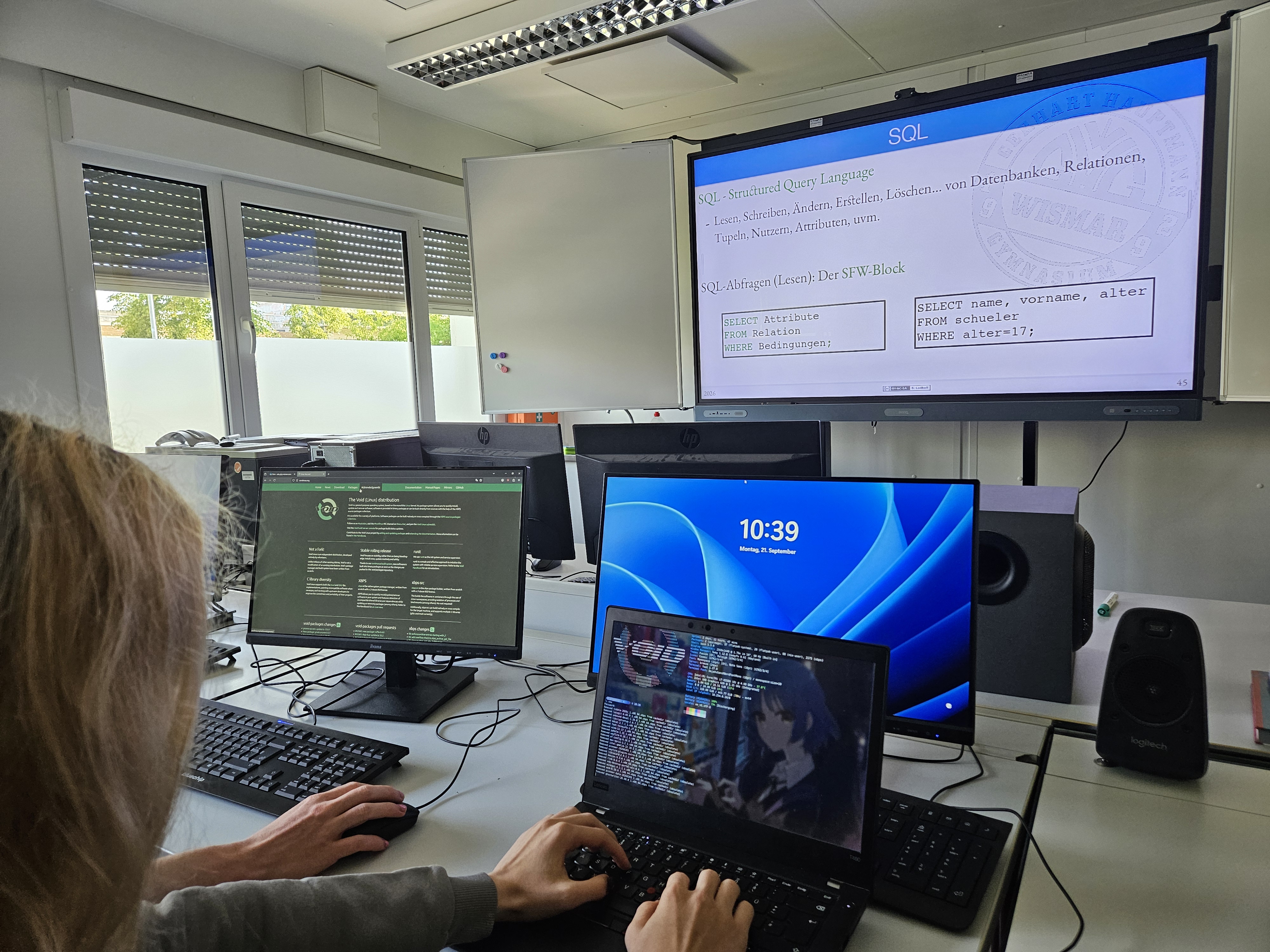 Zwei Jugendliche arbeiten an Computern im PC-Kabinett